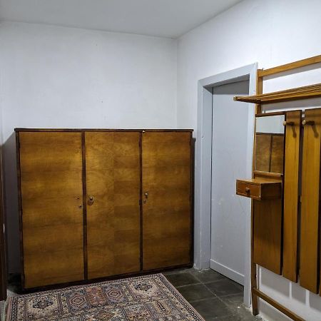 שקודר Communist Style Room מראה חיצוני תמונה
