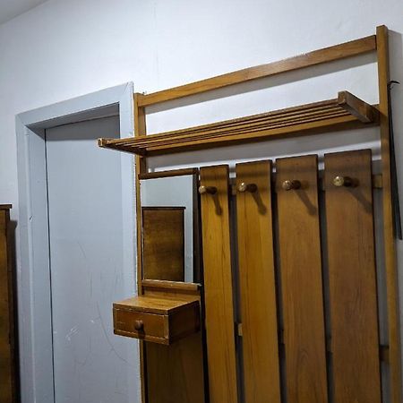 שקודר Communist Style Room מראה חיצוני תמונה