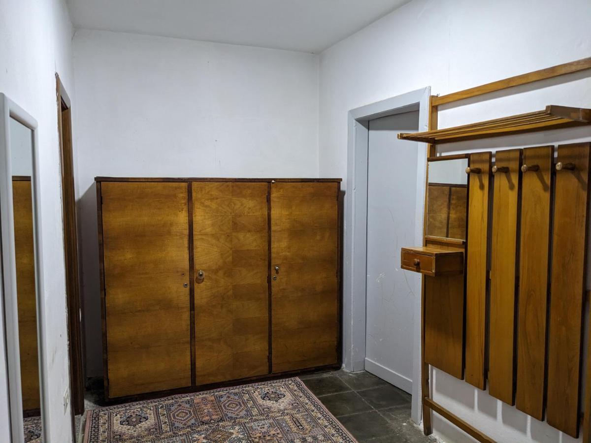 שקודר Communist Style Room מראה חיצוני תמונה