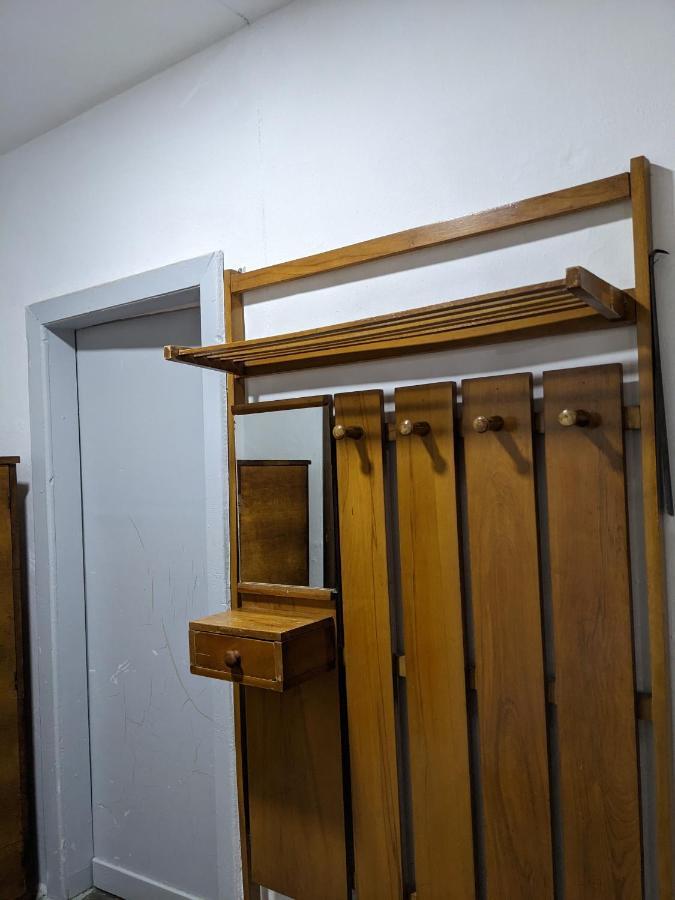 שקודר Communist Style Room מראה חיצוני תמונה