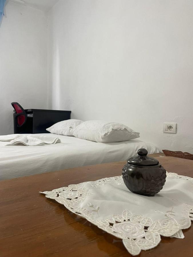 שקודר Communist Style Room מראה חיצוני תמונה