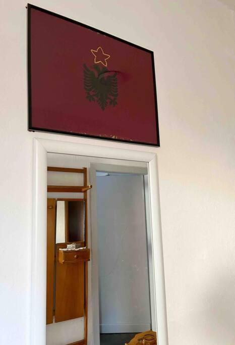 שקודר Communist Style Room מראה חיצוני תמונה