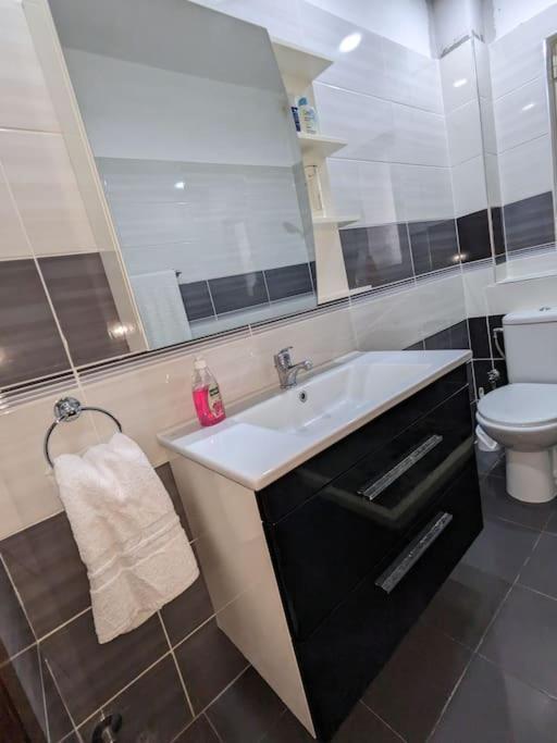 שקודר Communist Style Room מראה חיצוני תמונה