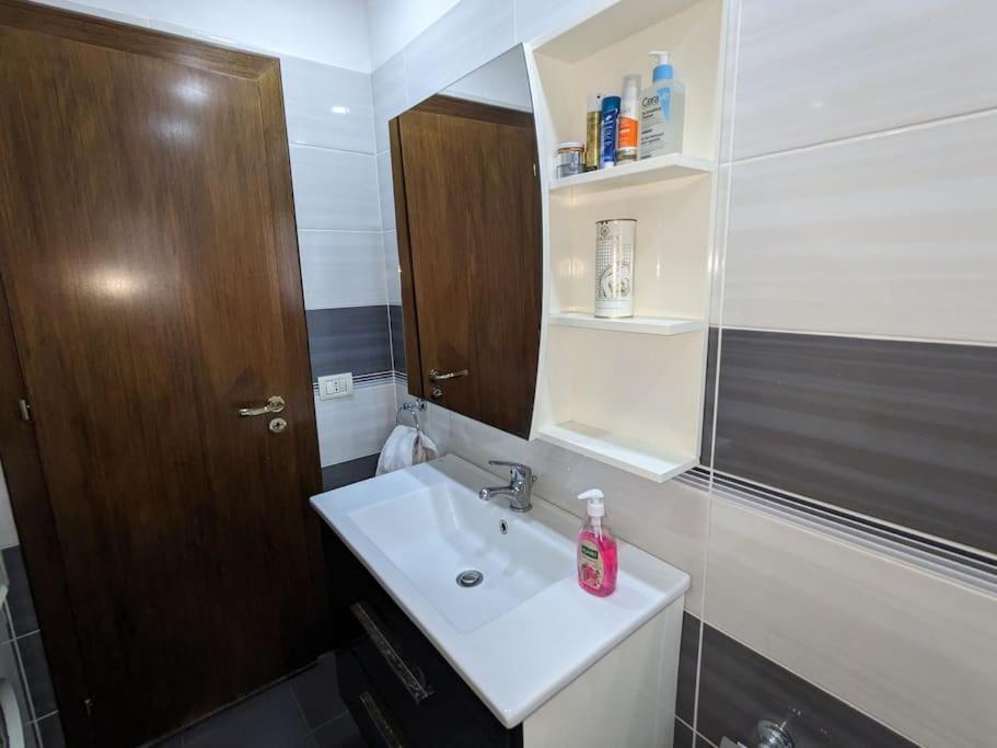 שקודר Communist Style Room מראה חיצוני תמונה