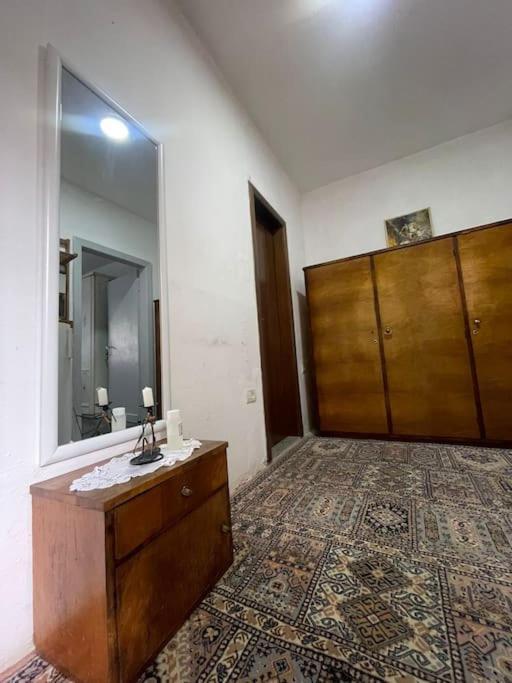 שקודר Communist Style Room מראה חיצוני תמונה